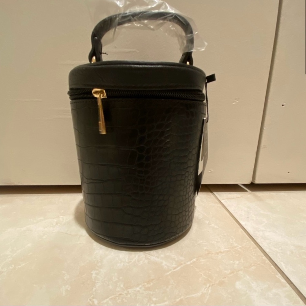 Elegant Black Croc-Embossed Handbag